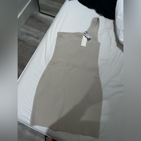 Babaton
Sculpt Knit One-Shoulder Dress - Picture 6 of 7